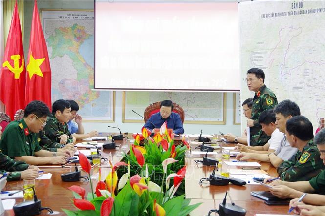 Đại diện các đơn vị báo cáo Phó Thủ tướng Trần Hồng Hà tại cuộc họp. Ảnh: TTXVN phát