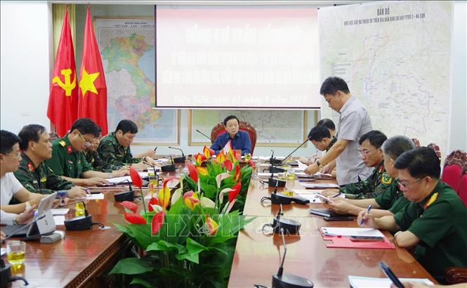 Đại diện các đơn vị báo cáo Phó Thủ tướng Trần Hồng Hà tại cuộc họp. Ảnh: TTXVN phát
