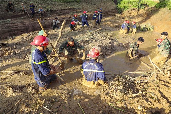 Lực lượng Công an và Quân đội đang nỗ lực tìm kiếm các nạn nhân. Ảnh: Xuân Tư - TTXVN