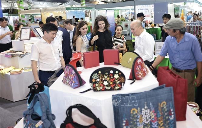 Khách tham quan gian hàng tại hội chợ. Ảnh: Trần Việt - TTXVN 