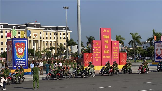 Công an phường Hòa Cường và các lực lượng chức năng địa phương ra quân đợt cao điểm tấn công trấn áp tội phạm trên địa bàn. Ảnh: Xuân Quý - TTXVN
