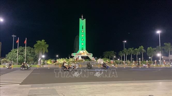 Khu vực Tượng đài 29/3, đường 2/9 luôn có hàng trăm phương tiện xe máy do các thanh thiếu niên điều khiển di chuyển qua lại từ 12 giờ đêm đến rạng sáng. Ảnh: Xuân Quý - TTXVN