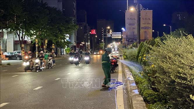 Nhân viên Công ty Công viên, cây xanh thành phố Đà Nẵng lo lắng khi phải làm việc trên tuyến đường thường xuyên xảy ra tai nạn, ẩu đả giữa các nhóm thanh thiếu niên. Ảnh:  Xuân Quý-TTXVN