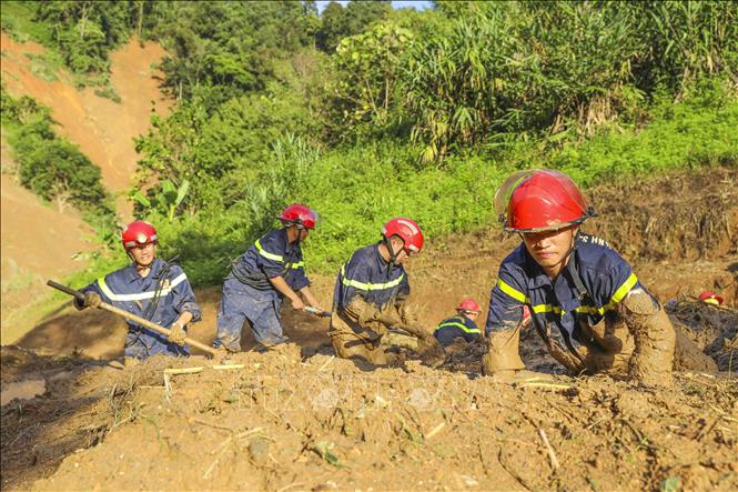 Rescue forces search for victims of flashfloods in Dien Bien. VNA Photo: Xuân Tư