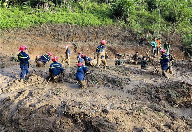 Rescue forces search for victims of flashfloods in Dien Bien. VNA Photo: Xuân Tư