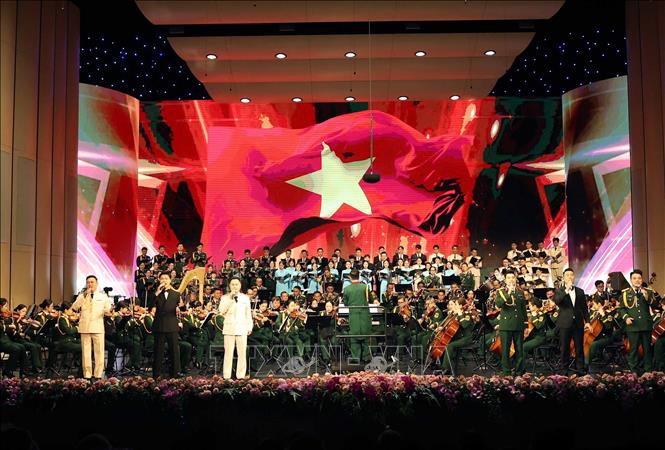 Chương trình nghệ thuật giao hưởng thính phòng “80 năm – Bản trường ca vang mãi” gồm 3 phần: Ánh sáng soi đường, Sứ mệnh vinh quang và Thanh âm kết nối. Ảnh: Thống Nhất - TTXVN 