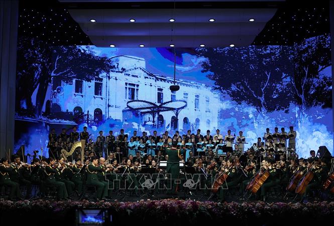 Chương trình do các nhạc sĩ, nghệ sĩ của các nhà hát, đoàn văn công lực lượng công an, quân đội và các nghệ sĩ nổi tiếng, gạo cội của Việt Nam biểu diễn. Ảnh: Thống Nhất - TTXVN 