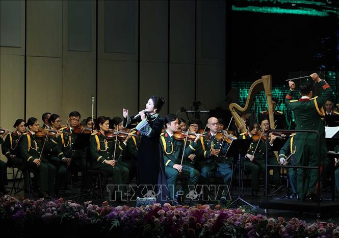 Chương trình do các nhạc sĩ, nghệ sĩ của các nhà hát, đoàn văn công lực lượng công an, quân đội và các nghệ sĩ nổi tiếng, gạo cội của Việt Nam biểu diễn. Ảnh: Thống Nhất - TTXVN 