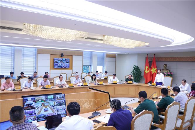Deputy Prime Minister Tran Hong Ha chairs the meeting. VNA Photo: Văn Điệp 