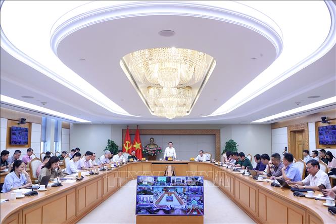 Deputy Prime Minister Tran Hong Ha chairs the meeting. VNA Photo: Văn Điệp 