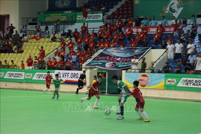 Pha tranh bóng quyết liệt tại trận chung kết giữa U11 Hưng Yên và U11 Bắc Ninh. Ảnh: Đoàn Hữu Trung – TTXVN 

Ảnh: Đoàn Hữu Trung (TTXVN)
