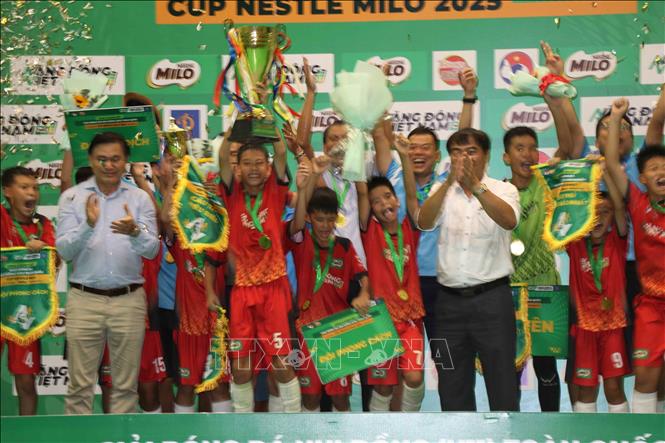 Ban tổ chức trao Cup vô địch Giải bóng đá Nhi đồng toàn quốc Cúp Nestlé Milo 2025 cho U11 Hưng Yên. Ảnh: Đoàn Hữu Trung – TTXVN

Ảnh: Đoàn Hữu Trung (TTXVN)
