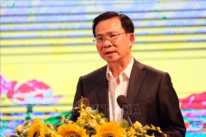 Chủ tịch UBND tỉnh Lâm Đồng Hồ Văn Mười giao nhiệm vụ cho lực lượng biệt phái về cơ sở. Ảnh: Chu Quốc Hùng - TTXVN