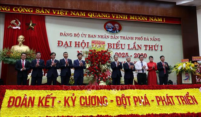 Lãnh đạo thành phố tặng hoa chúc mừng Đại hội đại biểu Đảng bộ UBND thành phố Đà Nẵng nhiệm kỳ 2025-2030. Ảnh: Trần Tĩnh - TTXVN
