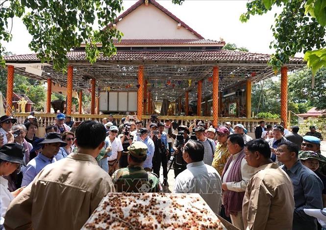 Đoàn quan chức ngoại giao nước ngoài tại Phnom Penh và các tổ chức quốc tế đến thực địa tại chùa Prasat Tamone Senchey và các cơ sở dân sự bị hư hại do giao tranh trên địa bàn tỉnh Oddar Meanchey. Ảnh: AKP/TTXVN phát 