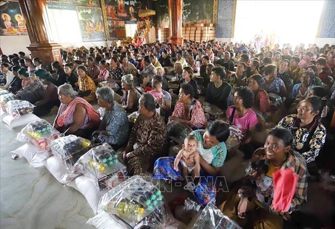 Đoàn công tác đến thị sát tình hình người dân sơ tán Khu vực an toàn chùa Phnom Kambo, trên địa bàn thành phố Samrong, tỉnh Oddar Meanchey, Campuchia. Ảnh: AKP/TTXVN phát