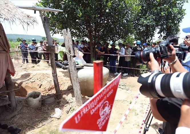 Đoàn quan chức ngoại giao nước ngoài tại Phnom Penh và các tổ chức quốc tế đến thực địa khu vực bị ảnh hưởng do giao tranh tại làng Thmar Daun, xã Kouk Mon, huyện Banteay Ampil, tỉnh Oddar Meanchey, Campuchia. Ảnh: AKP/TTXVN phát 