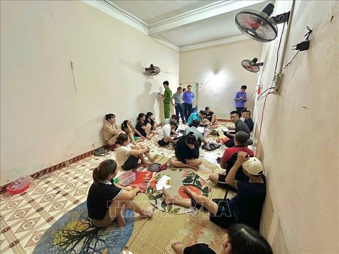 Các đối tượng bị công an bắt giữ. Ảnh: TTXVN phát