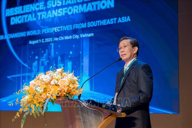 UEH President Prof. Dr. Su Dinh Thanh delivers the opening speech at the event. VNA Photo: Mỹ Phương