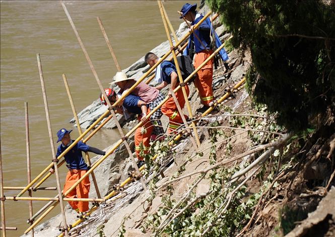 Ngày 31/7/2025, Trung Quốc thông báo 44 người đã thiệt mạng và 9 người mất tích sau đợt mưa lớn nhiều ngày gây ngập lụt nhiều khu vực ở thủ đô Bắc Kinh. Ảnh: Lực lượng cứu hộ giải cứu người dân bị mắc kẹt trong khu vực ngập lụt ở quận Hoài Nhu, Bắc Kinh ngày 30/7/2025. THX/TTXVN