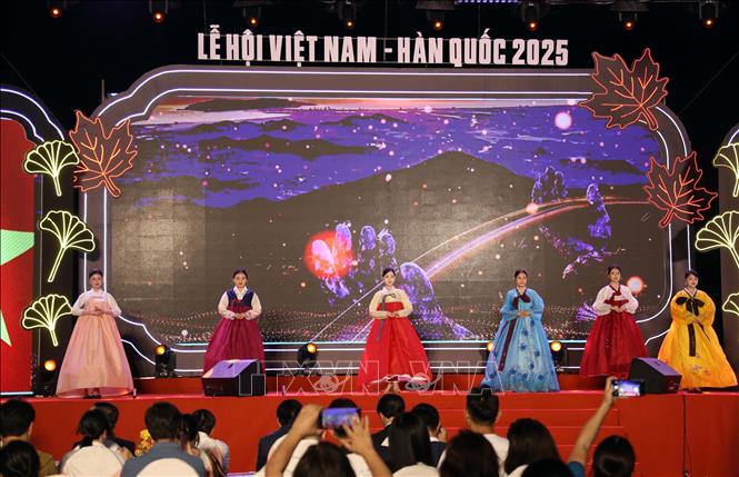 Trình diễn trang phục truyền thống Hàn Quốc tại Lễ hội. Ảnh: Trần Lê Lâm - TTXVN 