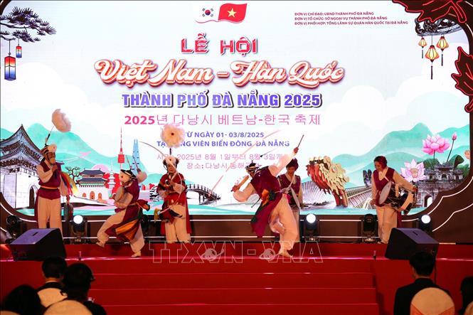 Đoàn nghệ thuật Hàn Quốc biểu diễn tại Lễ hội. Ảnh: Trần Lê Lâm - TTXVN 