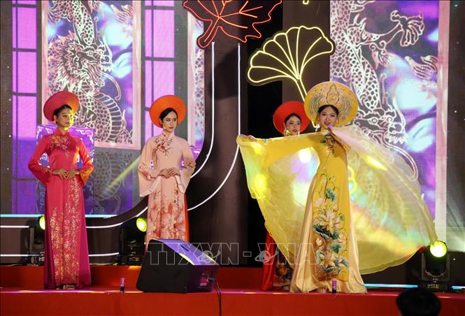 Trình diễn trang phục truyền thống Việt Nam tại Lễ hội. Ảnh: Trần Lê Lâm - TTXVN 