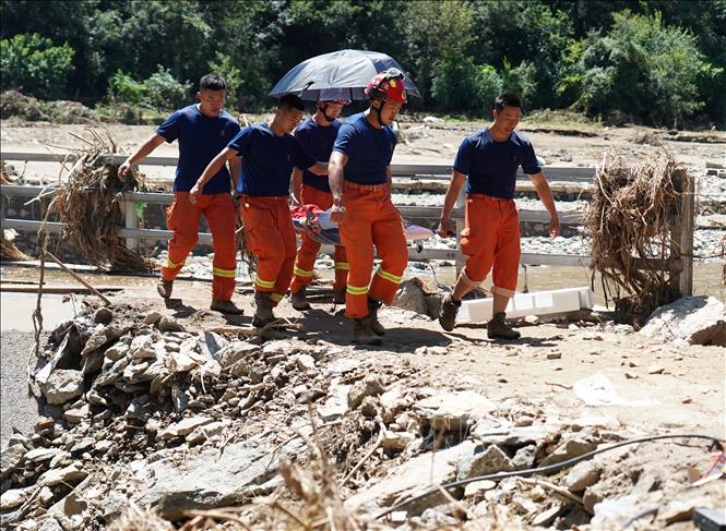 Ngày 31/7/2025, Trung Quốc thông báo 44 người đã thiệt mạng và 9 người mất tích sau đợt mưa lớn nhiều ngày gây ngập lụt nhiều khu vực ở thủ đô Bắc Kinh. Ảnh: Lực lượng cứu hộ giải cứu người dân bị mắc kẹt trong khu vực ngập lụt ở quận Hoài Nhu, Bắc Kinh ngày 30/7/2025. THX/TTXVN