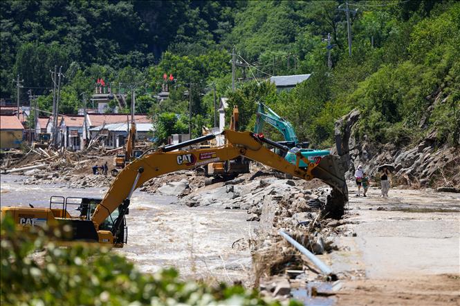 Ngày 31/7/2025, Trung Quốc thông báo 44 người đã thiệt mạng và 9 người mất tích sau đợt mưa lớn nhiều ngày gây ngập lụt nhiều khu vực ở thủ đô Bắc Kinh. Ảnh: Lực lượng khẩn cấp nỗ lực khôi phục tuyến đường bị phá huỷ do mưa lũ  ở quận Mật Vân, Bắc Kinh ngày 30/7/2025. THX/TTXVN