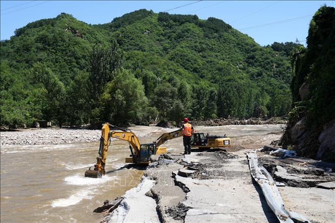 Ngày 31/7/2025, Trung Quốc thông báo 44 người đã thiệt mạng và 9 người mất tích sau đợt mưa lớn nhiều ngày gây ngập lụt nhiều khu vực ở thủ đô Bắc Kinh. Ảnh: Lực lượng khẩn cấp nỗ lực khôi phục tuyến đường bị phá huỷ do mưa lũ  ở quận Mật Vân, Bắc Kinh ngày 30/7/2025. THX/TTXVN