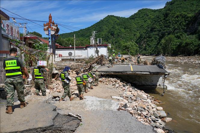 Ngày 31/7/2025, Trung Quốc thông báo 44 người đã thiệt mạng và 9 người mất tích sau đợt mưa lớn nhiều ngày gây ngập lụt nhiều khu vực ở thủ đô Bắc Kinh. Ảnh: Lực lượng khẩn cấp nỗ lực khôi phục tuyến đường bị phá huỷ do mưa lũ  ở quận Mật Vân, Bắc Kinh ngày 30/7/2025. THX/TTXVN