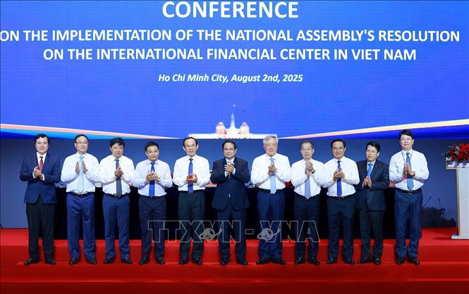 Thủ tướng Phạm Minh Chính, Trưởng Ban Chỉ đạo quốc gia về Trung tâm tài chính quốc tế tại Việt Nam và các thành viên Ban Chỉ đạo. Ảnh: Dương Giang-TTXVN
