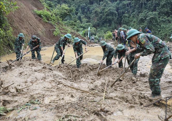 Lực lượng quân đội tham gia tìm kiếm nạn nhân mất tích do lũ quét, sạt lở đất ở bản Háng Pu Xi, xã Xa Dung (ảnh chụp lúc 6g51 ngày 2/8). Ảnh: Xuân Tư - TTXVN