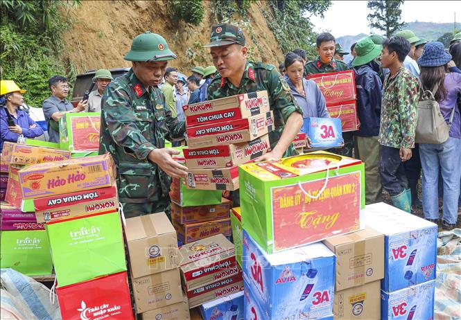 Những thùng hàng cứu trợ đến với người dân vùng lũ bản Háng Pu Xi, xã Xa Dung (ảnh chụp lúc 7g46 ngày 2/8). Ảnh: Xuân Tư - TTXVN