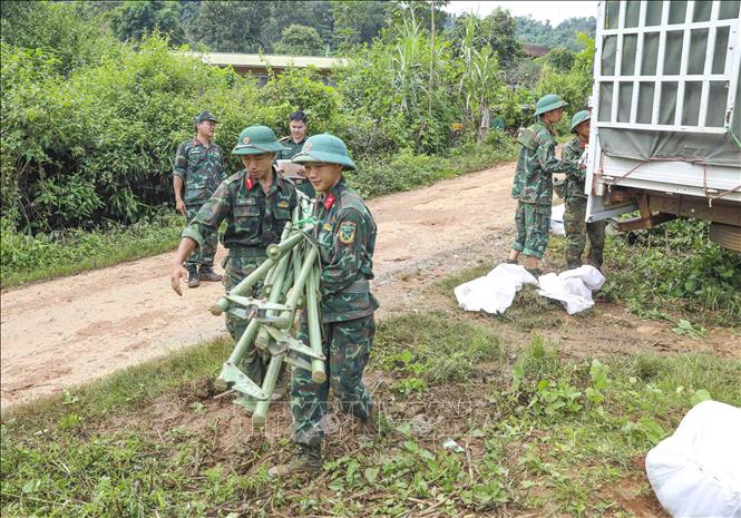 Bộ đội dựng nhà tạm cho người dân vùng lũ xã Xa Dung (ảnh chụp lúc 8g26 ngày 2/8). Ảnh: Xuân Tư - TTXVN