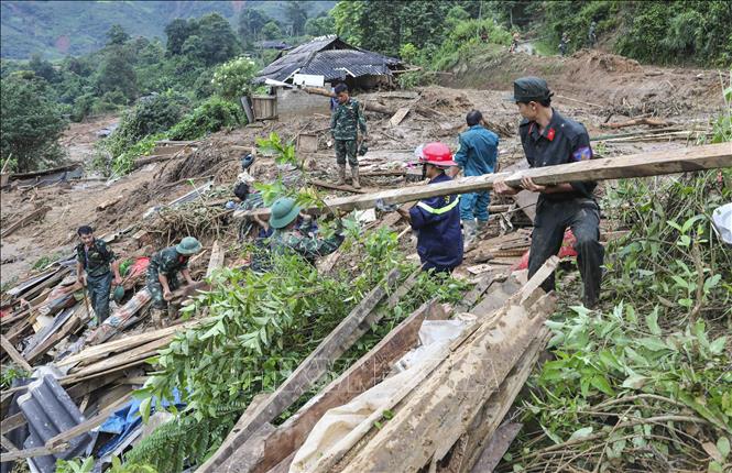 Lực lượng vũ trang hỗ trợ người dân khắc phục hậu quả lũ quét, sạt lở đất (ảnh chụp lúc 7g32 ngày 2/8). Ảnh: Xuân Tư - TTXVN