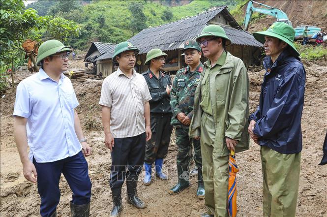 Phó Bí thư Tỉnh ủy Điện Biên Trần Tiến Dũng (thứ 2, từ trái sang) chỉ đạo khắc phục sạt lở, lũ quét tại bản Háng Pu Xi, xã Xa Dung (ảnh chụp lúc 7g09 ngày 2/8). Ảnh: Xuân Tư - TTXVN