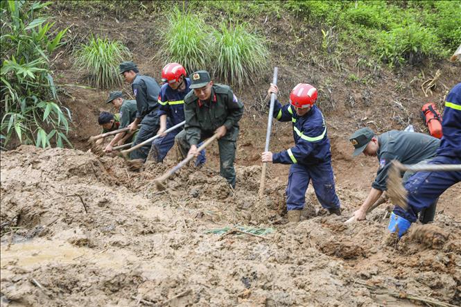 Các chiến sĩ lực lượng Cảnh sát PCCC và cứu nạn, cứu hộ tham gia tìm kiếm nạn nhân mất tích do lũ quét, sạt lở đất ở bản Háng Pu Xi, xã Xa Dung (ảnh chụp lúc 6g57 ngày 2/8). Ảnh: Xuân Tư - TTXVN