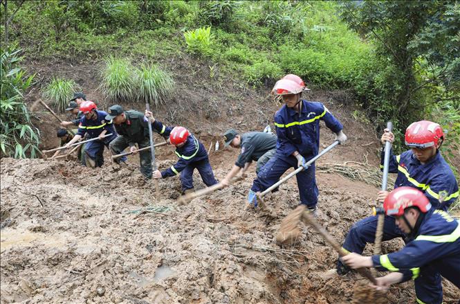 Các chiến sĩ lực lượng Cảnh sát PCCC và cứu nạn, cứu hộ tham gia tìm kiếm nạn nhân mất tích do lũ quét, sạt lở đất ở bản Háng Pu Xi, xã Xa Dung (ảnh chụp lúc 6g57 ngày 2/8). Ảnh: Xuân Tư - TTXVN