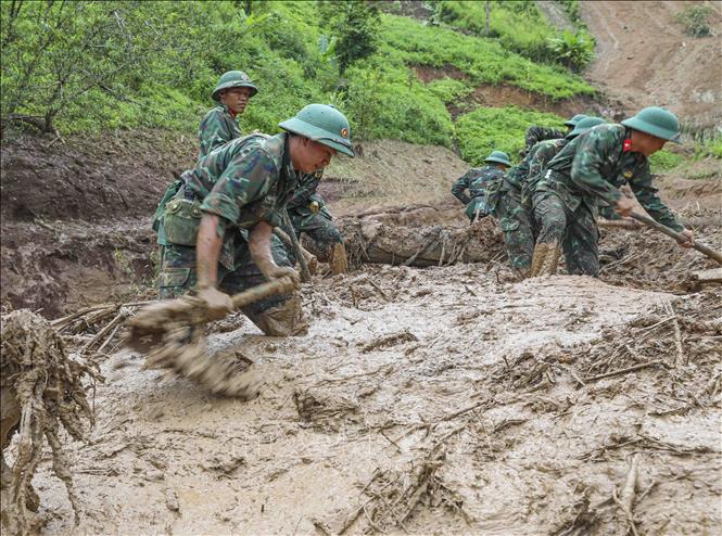 Chiến sĩ lội bùn nỗ lực tìm kiếm các nạn nhân mất tích (ảnh chụp lúc 6g58 ngày 2/8). Ảnh: Xuân Tư - TTXVN