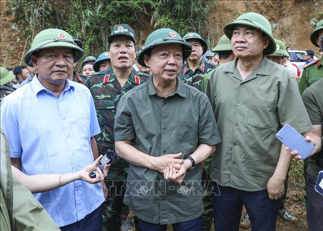 Phó Thủ tướng Trần Hồng Hà trực tiếp chỉ đạo khắc phục hậu quả thiên tai ở Điện Biên (ảnh chụp lúc 7g 37 ngày 2/8). Ảnh: Xuân Tư - TTXVN