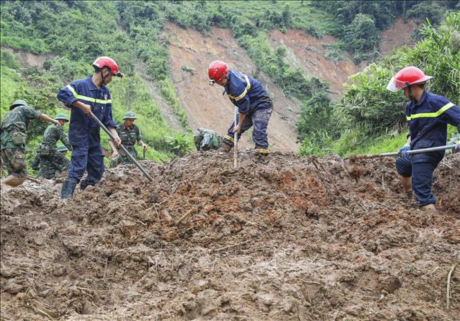 Lực lượng Cảnh sát PCCC và cứu nạn, cứu hộ nỗ lực tìm kiếm nạn nhân mất tích do lũ quét, sạt lở đất ở bản Háng Pu Xi, xã Xa Dung (ảnh chụp lúc 6g 51 ngày 2/8). Ảnh: Xuân Tư - TTXVN