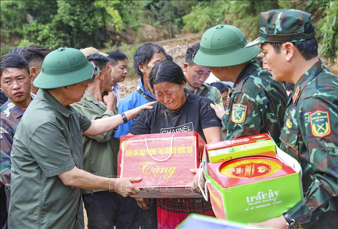 Phó Thủ tướng Trần Hồng Hà đến hiện trường chỉ đạo khắc phục hậu quả và trao quà, động viên người dân vùng lũ sớm ổn định cuộc sống (ảnh chụp lúc 7g49 ngày 2/8). Ảnh: Xuân Tư - TTXVN
