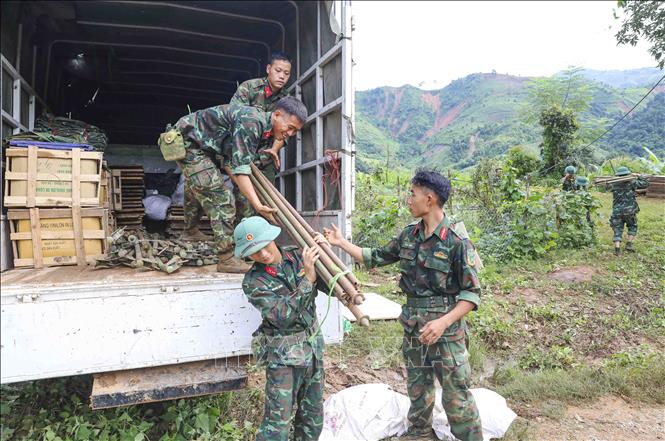 Bộ đội dựng nhà tạm cho người dân vùng lũ xã Xa Dung (ảnh chụp lúc 8g27 ngày 2/8). Ảnh: Xuân Tư - TTXVN