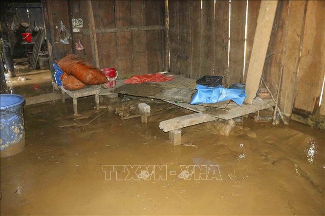 Nhiều nhà dân vẫn đang ngập trong nước và bùn đất (ảnh chụp lúc 7g25 ngày 2/8). Ảnh: Xuân Tư - TTXVN
