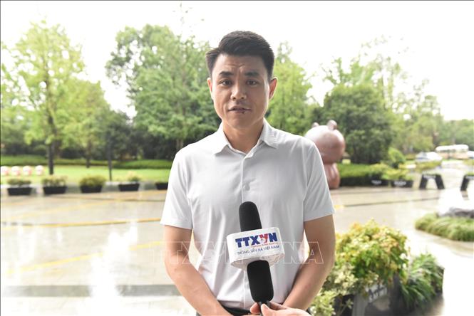 Nhà báo Ngụy Vi, chuyên gia nghiên cứu về Việt Nam, Trưởng Ban tiếng Việt của Đài Phát thanh và Truyền hình Trung ương Trung Quốc trả lời phỏng vấn phóng viên TTXVN tại Trung Quốc. Ảnh: Hải Yến (Phóng viên TTXVN tại Trung Quốc)
