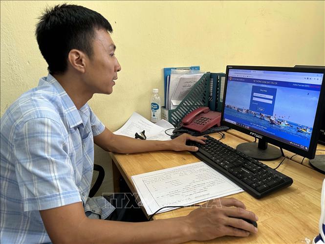 Port officers use the national fisheries database (VNFishbase) and the vessel monitoring system (VMS) to inspect IUU violations. VNA Photo: Đỗ Trưởng 