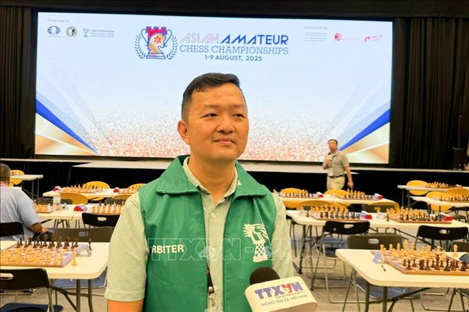 Huấn luyện viên Tôn Thất Như Tùng – Trưởng đoàn Việt Nam tại Giải vô địch cờ vua nghiệp dư châu Á trả lời phỏng vấn của PV TTXVN tại Hong Kong. Ảnh: Mạc Luyện - PV TTXVN tại Hong Kong, Trung Quốc