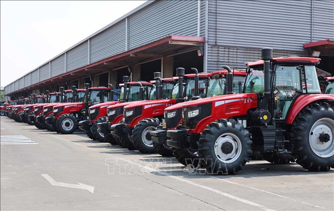 Các sản phẩm máy kéo của Tập đoàn YTO-trụ sở tại Lạc Dương, tỉnh Hà Nam, Trung Quốc được xuất khẩu sang hơn 100 quốc gia trên thế giới. Ảnh: Công Tuyên/Pv TTXVN tại Trung Quốc