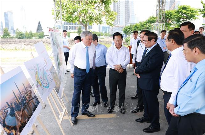 Thủ tướng Phạm Minh Chính xem quy hoạch Trung tâm tài chính quốc tế tại Việt Nam. Ảnh: Dương Giang-TTXVN